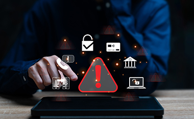 Simboluri de securitate și avertizare antifraudă pe ecranul unei tablete și o persoană gata să le acceseze.